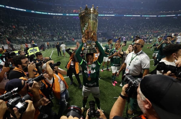 Endrick completa 17 anos e inicia ciclo de despedida do Palmeiras