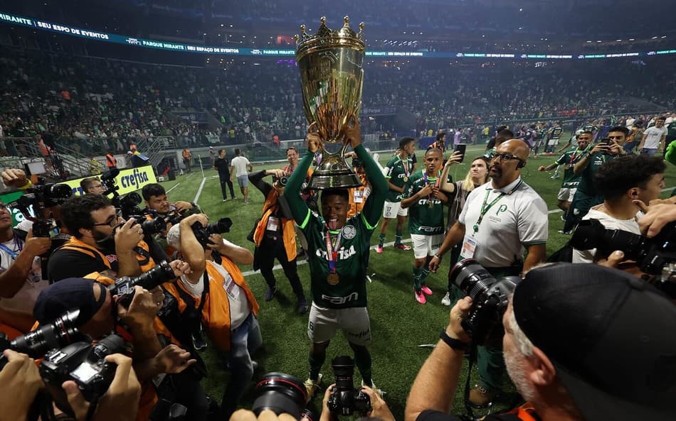 Endrick completa 17 anos e inicia ciclo de despedida do Palmeiras