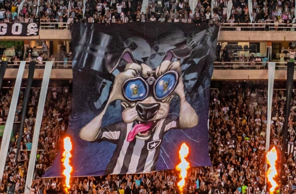 Entenda a inspiração para a bandeira do Botafogo com mascote usando binóculo