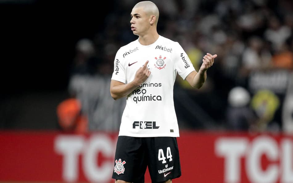 Entre faculdade e futebol, joia da base surge como solução no Corinthians