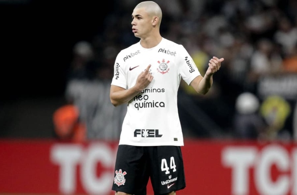 Entre faculdade e futebol, joia da base surge como solução no Corinthians