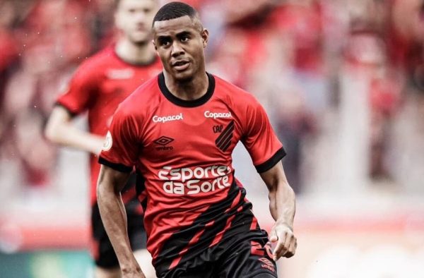 Erick brilha no Athletico-PR e vive sua melhor temporada pelo clube