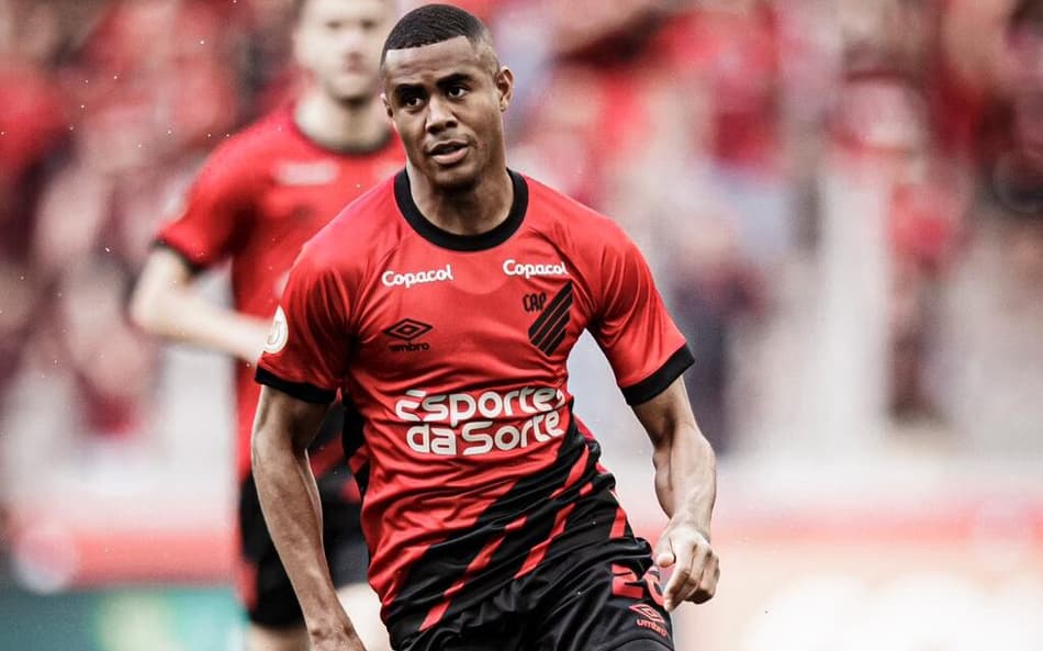 Erick brilha no Athletico-PR e vive sua melhor temporada pelo clube
