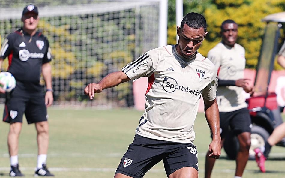 Escalação do São Paulo: Jhegson Méndez treina com o grupo novamente, e David pode voltar a ser relacionado