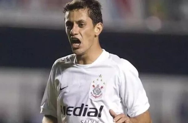 Ex-jogador acusa o Corinthians de ‘compra casada’ na contratação de Eduardo Ramos durante a primeira passagem de Mano