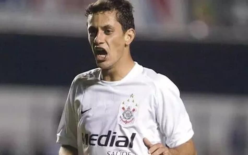 Ex-jogador acusa o Corinthians de ‘compra casada’ na contratação de Eduardo Ramos durante a primeira passagem de Mano