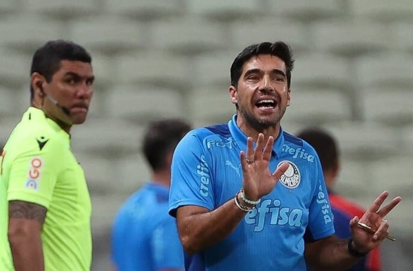 Expulso novamente, Abel Ferreira chega aos 50 cartões desde que assumiu o comando do Palmeiras