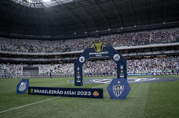 Falhas e lâmpadas do Allianz: Gramado da Arena MRV vira ponto ‘negativo’ na inauguração