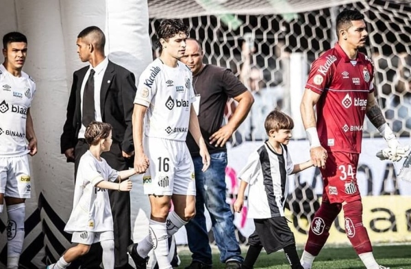 Fazendo jus ao Z na braçadeira! João Paulo puxou a fila para reunião com o elenco antes da vitória do Santos sobre o Grêmio