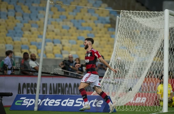 Flamengo marca nos acréscimos, vence o Corinthians e chega no G6 do Brasileirão