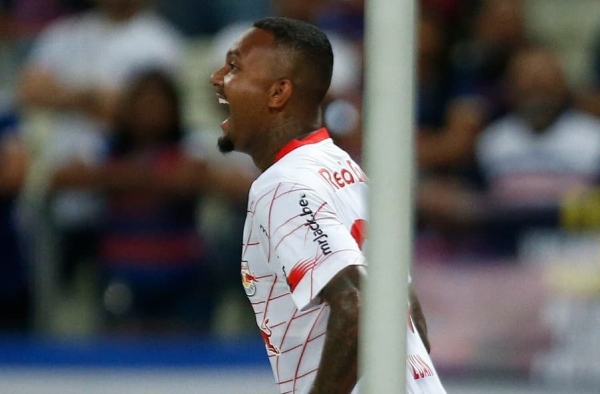 Fora de casa, Bragantino goleia Fortaleza e entra no G6 do Brasileirão