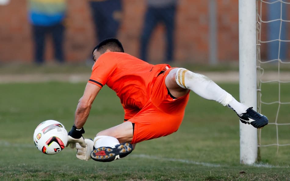 Gabriel Silva pega quatro pênaltis seguidos e Monsoon avança às semifinais da Série A-2 do Gauchão