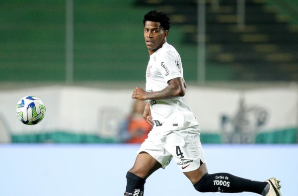 Gil se manifesta após ser cobrado e xingado por torcedores do Corinthians em hotel