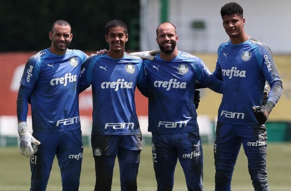 Goleiro do sub-17 do Palmeiras celebra oportunidade de treinar com o profissional