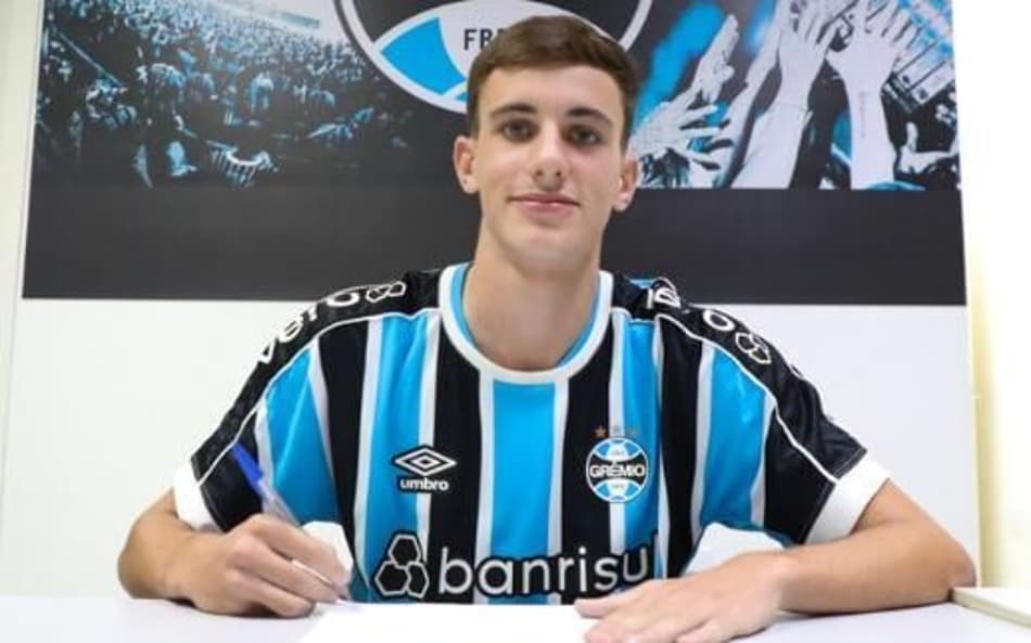 Grêmio assina contrato profissional de Bernardo Zortea