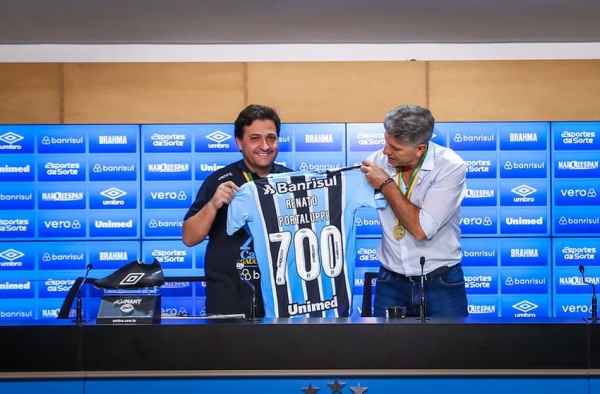 Grêmio concede placa e camisa comemorativa a Renato Gaúcho por seus 700 jogos pelo clube