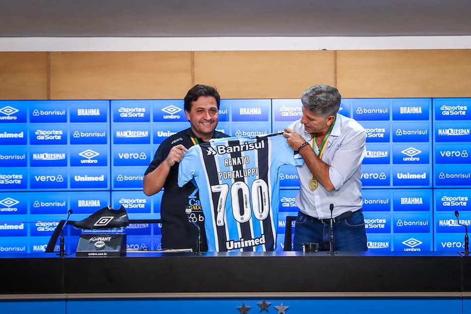 Grêmio concede placa e camisa comemorativa a Renato Gaúcho por seus 700 jogos pelo clube