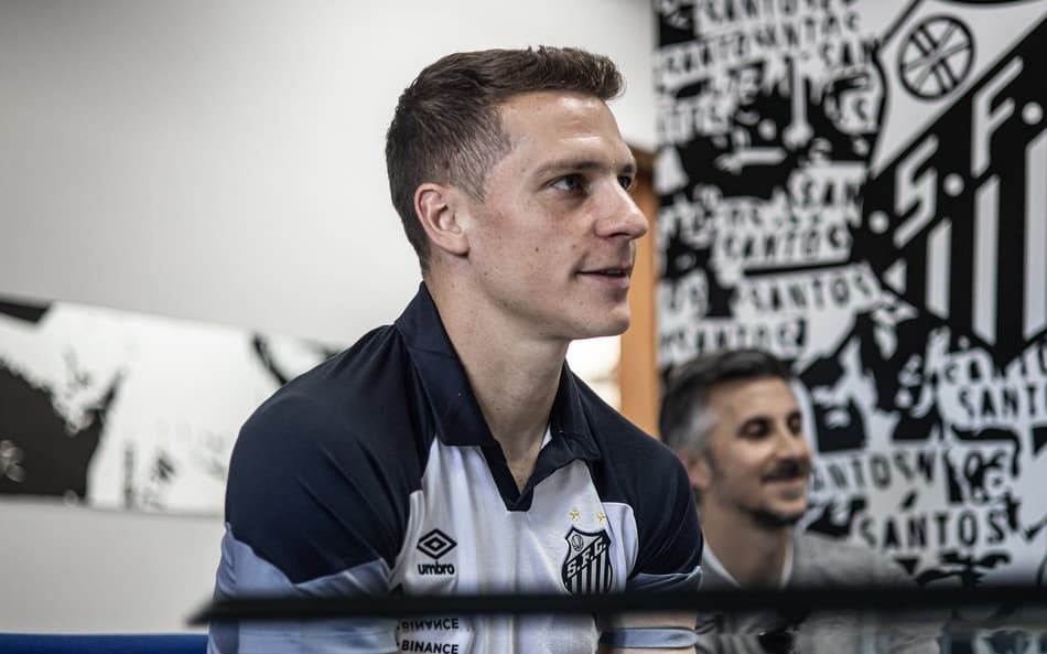 !IMPERADOR LIBERADO! Julio Furch aparece no BID e pode estrear pelo Santos contra o Fluminense