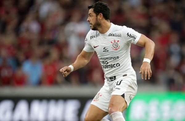 Inspirado em Paulinho, Giuliano pode ter sobrevida no Corinthians em nova função