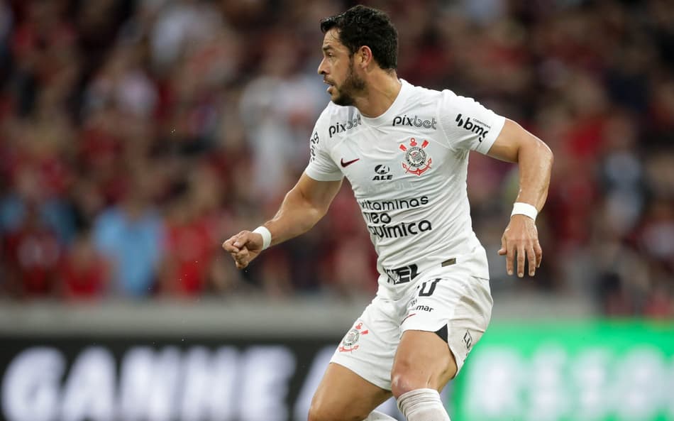 Inspirado em Paulinho, Giuliano pode ter sobrevida no Corinthians em nova função