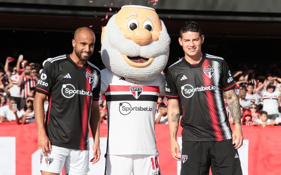 James Rodríguez e Lucas Moura se apresentam no Morumbi e ‘estreiam’ nova camisa do São Paulo