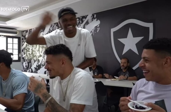 Jeffinho visita treino do Botafogo e marca descontração na reapresentação do elenco
