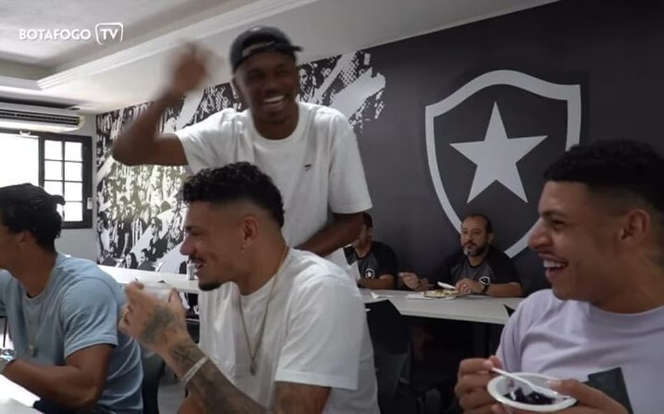 Jeffinho visita treino do Botafogo e marca descontração na reapresentação do elenco