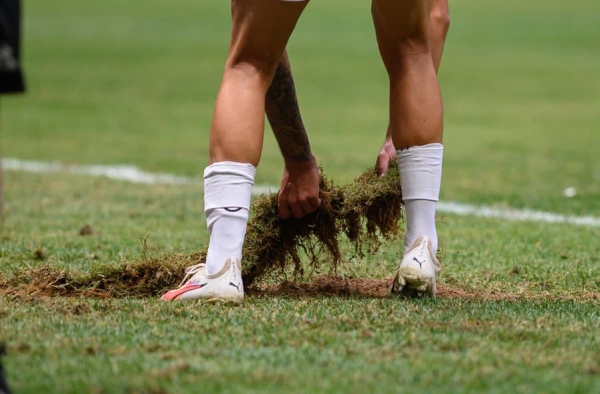 João Paulo, do Santos, reclama do gramado do novo estádio do Atlético-MG: ‘Horrível’