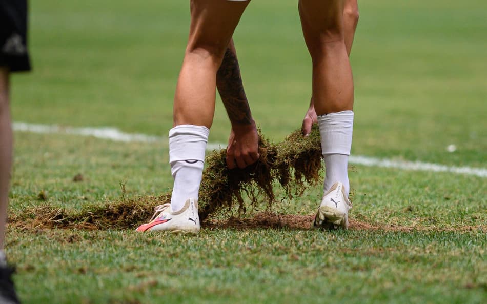 João Paulo, do Santos, reclama do gramado do novo estádio do Atlético-MG: ‘Horrível’