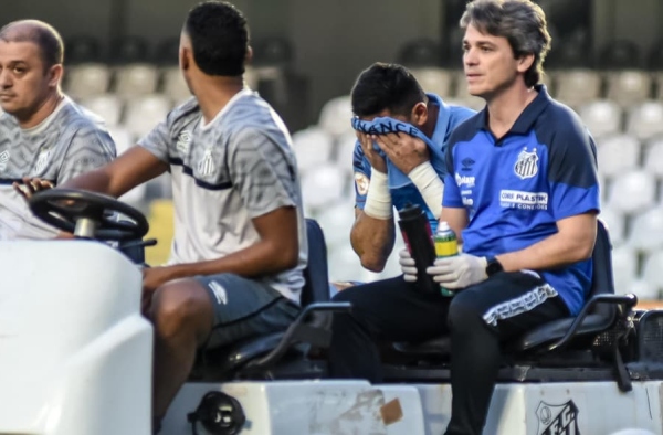 João Paulo sente incômodo no quadril e possível lesão preocupa o Santos
