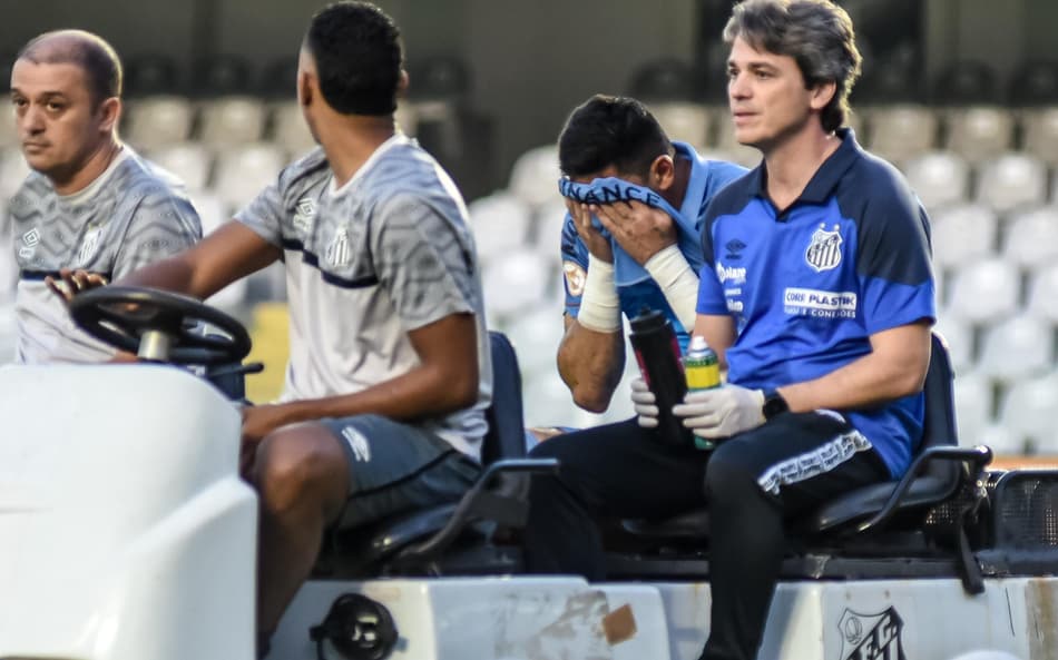 João Paulo sente incômodo no quadril e possível lesão preocupa o Santos
