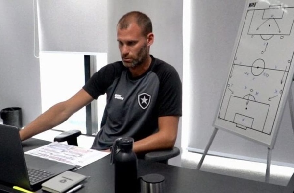 Joel Carli detalha nova função no Botafogo e garante: ‘Estou feliz por seguir no clube que amo’