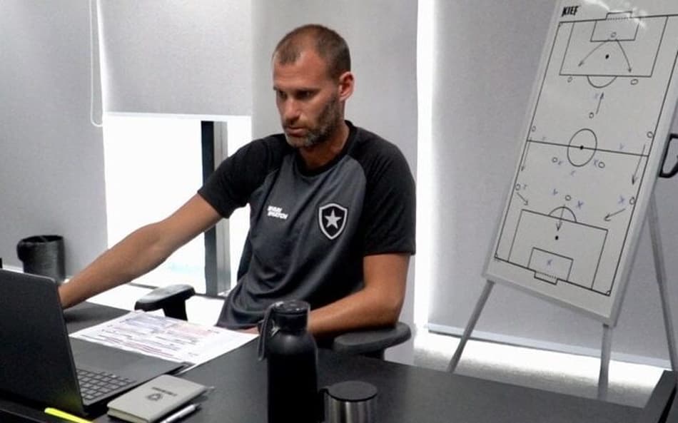 Joel Carli detalha nova função no Botafogo e garante: ‘Estou feliz por seguir no clube que amo’