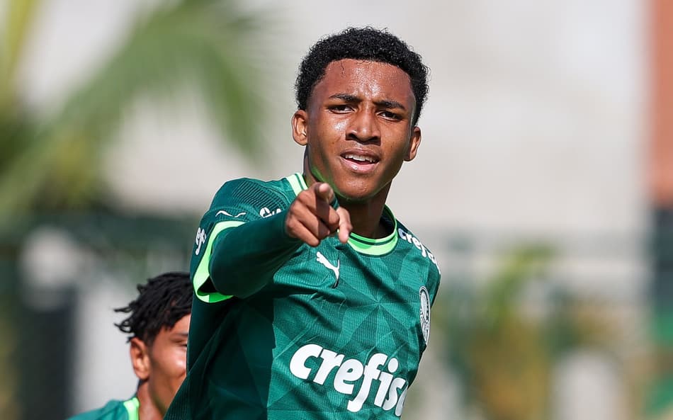 Joia do Palmeiras comemora dois gols em virada sobre rival no Paulistão sub-15