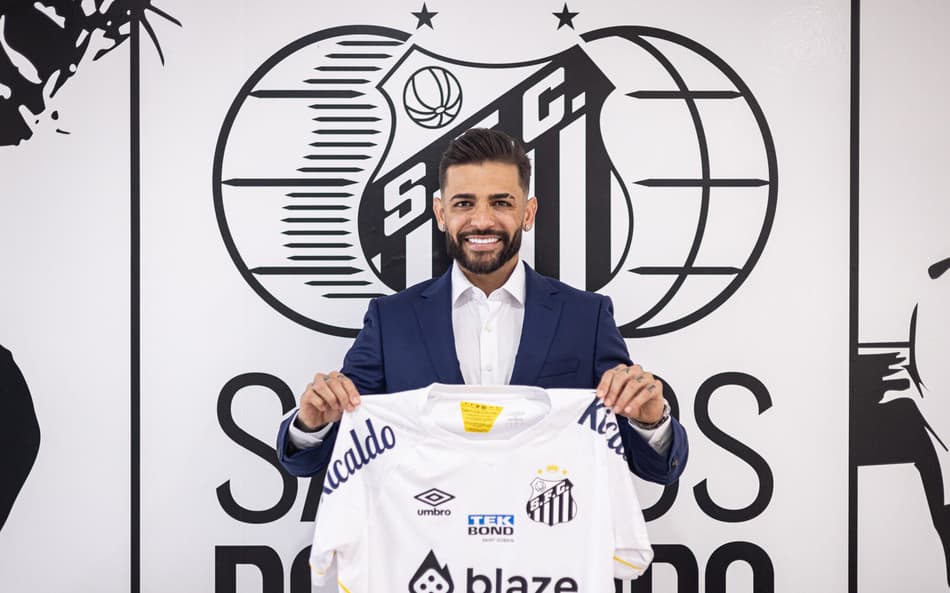 Júnior Caiçara se emociona durante apresentação no Santos e explica tempo sem jogar