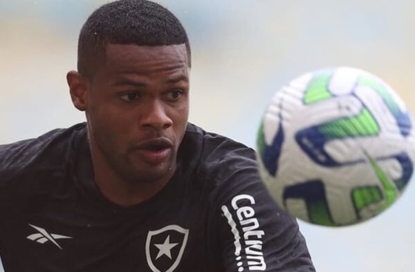 Júnior Santos revela impacto da barração de Tiquinho por Lage e aborda retomada da confiança do Botafogo
