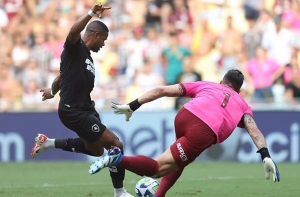 Júnior Santos se desdobra em campo e é o destaque da vitória do Botafogo no clássico diante do Fluminense