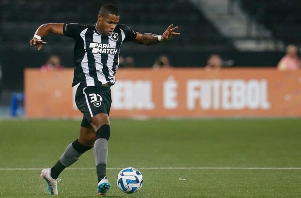 Júnior Santos se empenha para manter a qualidade do poderio ofensivo do Botafogo no Brasileirão