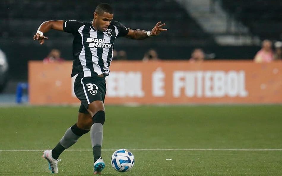 Júnior Santos se empenha para manter a qualidade do poderio ofensivo do Botafogo no Brasileirão
