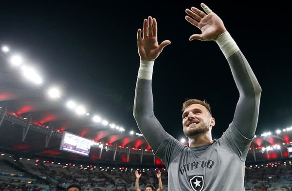 Lucas Perri, do Botafogo, se torna o goleiro com mais defesas no Brasileirão