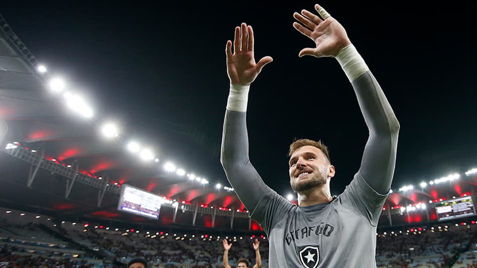 Lucas Perri, do Botafogo, se torna o goleiro com mais defesas no Brasileirão