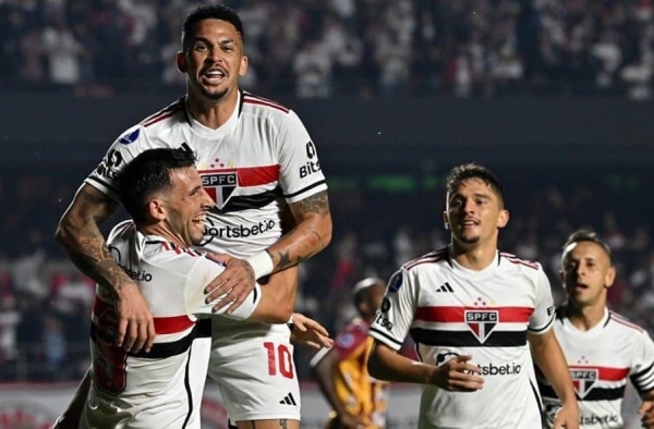 Luciano ultrapassa ídolo do São Paulo e cresce ao lado de Dorival Júnior