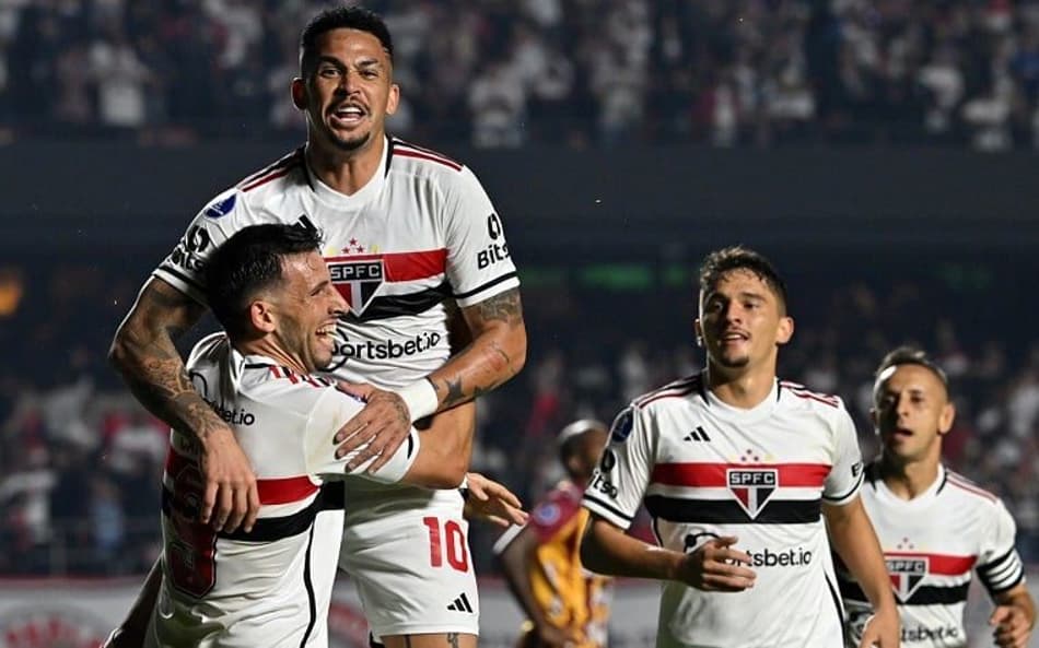 Luciano ultrapassa ídolo do São Paulo e cresce ao lado de Dorival Júnior