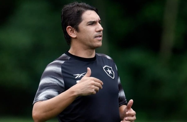 Lúcio Flávio deixa Botafogo em alerta contra ‘armadilhas’ causadas por sequência intensa da temporada