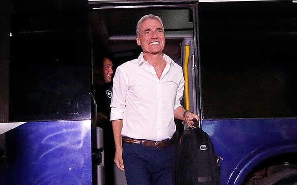 Luís Castro analisa vitória do Botafogo e rasga elogios ao elenco: ‘Sou muito feliz com eles’