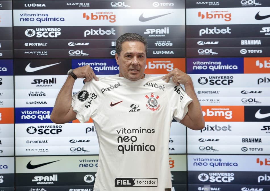 Luxemburgo fala sobre oportunidade de ressurgir no Corinthians e pede para torcida ‘deixar protesto mais para frente’