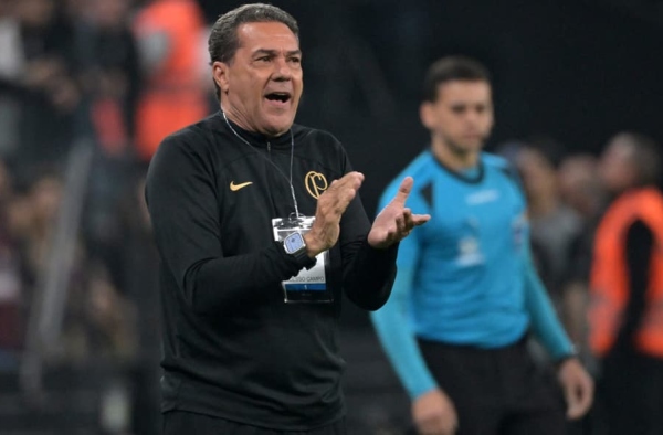 Luxemburgo não vê queda de competitividade no Corinthians com a saída de Róger Guedes