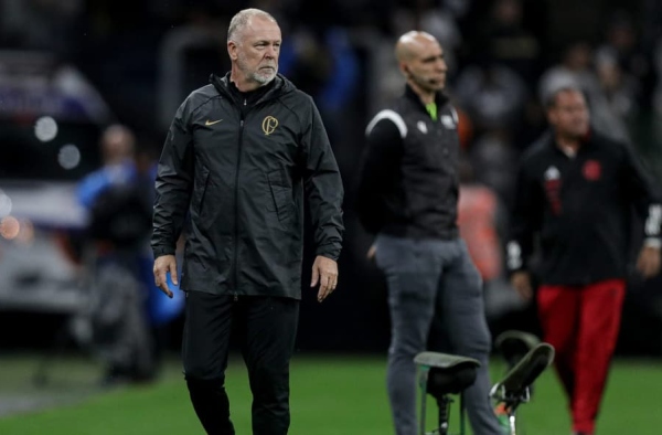 Mano Menezes exalta torcida do Corinthians no seu retorno à Neo Química Arena