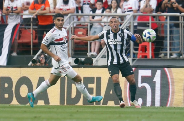 Marçal deixa gramado com dores, mas ameniza saída após empate do Botafogo com o São Paulo: ‘Nada grave’