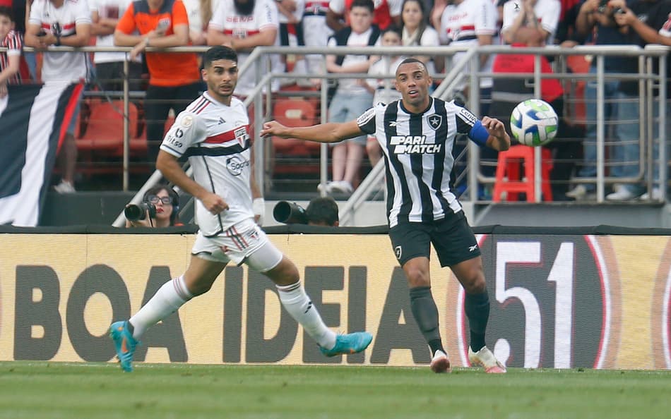 Marçal deixa gramado com dores, mas ameniza saída após empate do Botafogo com o São Paulo: ‘Nada grave’